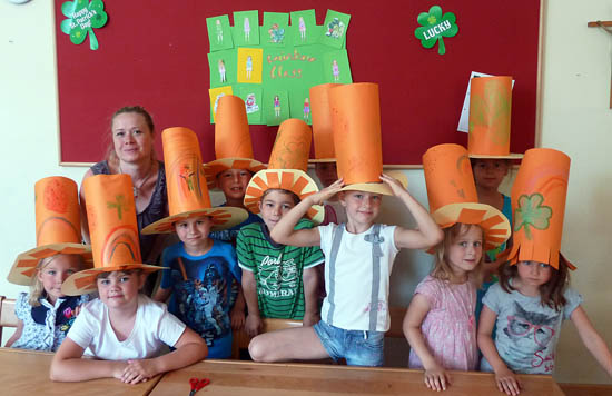 Englischcamp Volksschule Kids mit selbst gebastelten papierh&uuml;ten