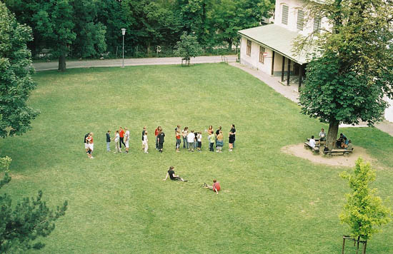 viel Gr&uuml;n und Wiese um das Schulhaus