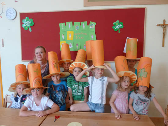 Kids mit selbst gebastelten H&uuml;ten aus Papier