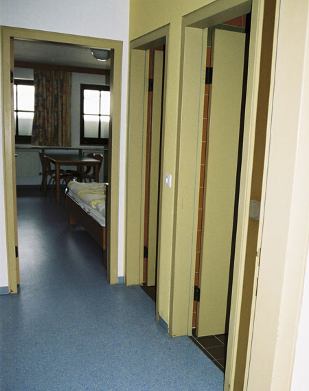 Blick vom Vorraum zum Zimmer mit türen in Nassräume