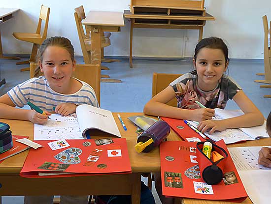 2 M&auml;dchen am Schultisch, Projektarbeit